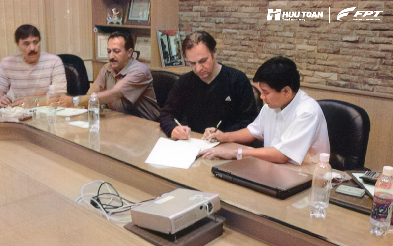 Buổi ký kết với FPT Industrial tại trụ sở của Hữu Toàn 21 năm trước - 2001